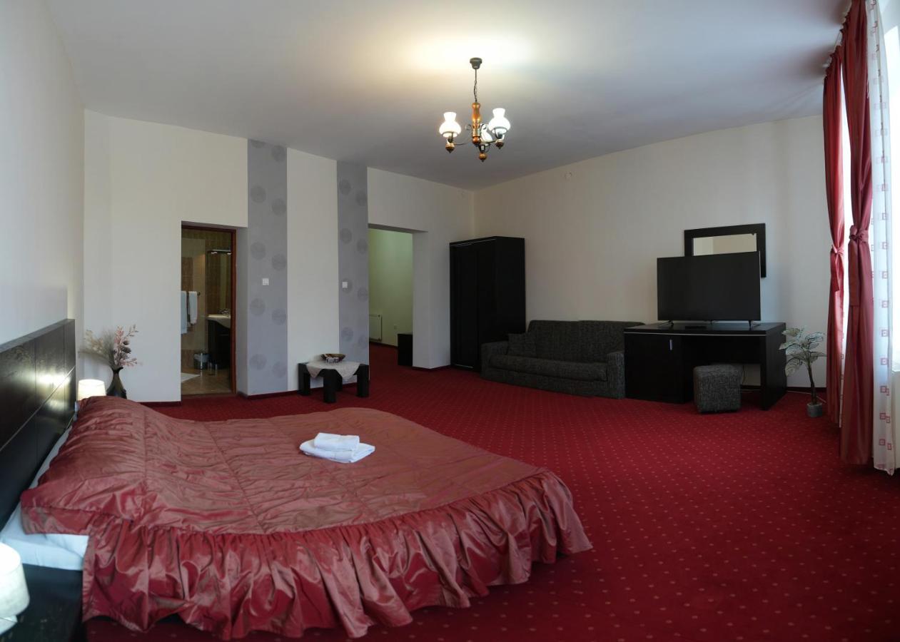 Hotel Rubin*** 格奥尔盖尼 外观 照片